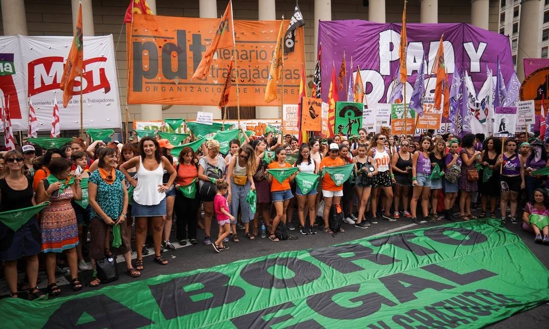 Ato contra Bolsonaro levam milhares de mulheres às ruas no Brasil ...
