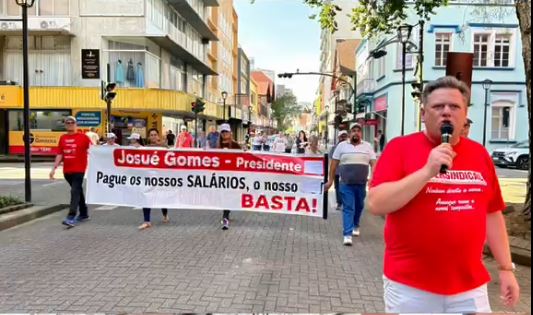 A LUTA DOS/AS TRABALHADORES/AS NA COTEMINAS GANHOU AS RUAS DO CENTRO DE BLUMENAU